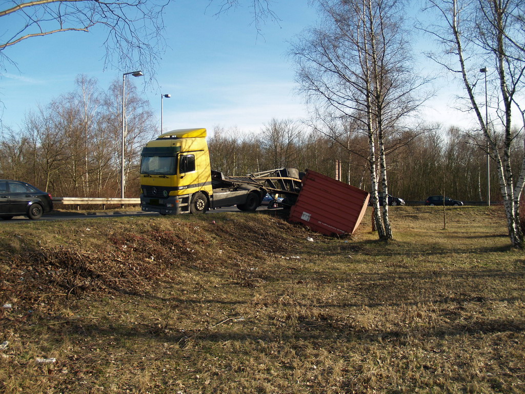 LKW verliert Container Koeln Niehler Ei P013.JPG